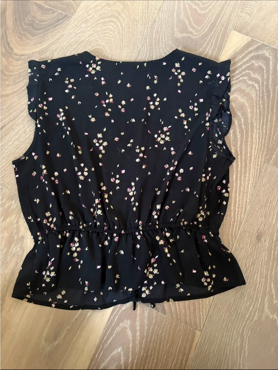 Tops - Sleeveless Black Floral Peplum Top Size Small.